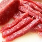 Thịt bò sống là thực phẩm số 1 cho bộ lông bé cưng nhà bạn