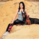 Sắc đẹp rạng ngời cửa Doberman và chú chó minpin khi cạnh cô chủ nhỏ